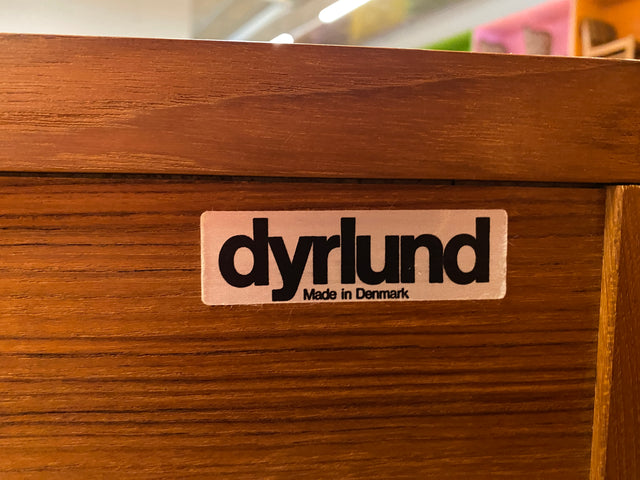 WMK I Hochwertige skandinavische Designer Wohnwand von Dyrlund in Teakholz mit beleuchteter Vitrine I Regalwand Regalsystem Highboard Bücherschrank Sideboard Schrankwand Danish Design Vintage Berlin