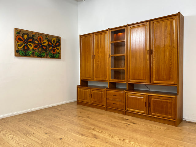 WMK I Hochwertige skandinavische Designer Wohnwand von Dyrlund in Teakholz mit beleuchteter Vitrine I Regalwand Regalsystem Highboard Bücherschrank Sideboard Schrankwand Danish Design Vintage Berlin