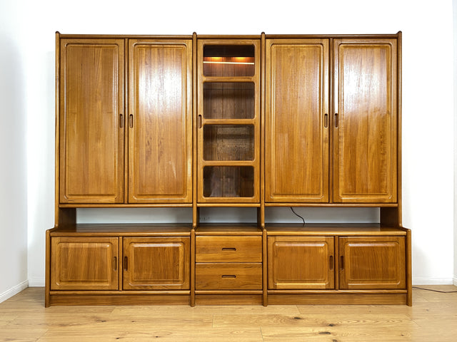WMK I Hochwertige skandinavische Designer Wohnwand von Dyrlund in Teakholz mit beleuchteter Vitrine I Regalwand Regalsystem Highboard Bücherschrank Sideboard Schrankwand Danish Design Vintage Berlin