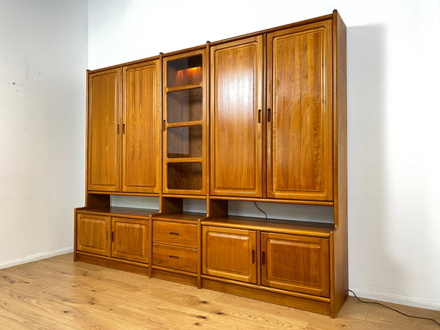 WMK I Hochwertige skandinavische Designer Wohnwand von Dyrlund in Teakholz mit beleuchteter Vitrine I Regalwand Regalsystem Highboard Bücherschrank Sideboard Schrankwand Danish Design Vintage Berlin