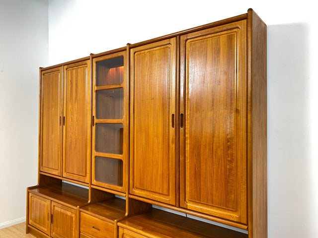 WMK I Hochwertige skandinavische Designer Wohnwand von Dyrlund in Teakholz mit beleuchteter Vitrine I Regalwand Regalsystem Highboard Bücherschrank Sideboard Schrankwand Danish Design Vintage Berlin