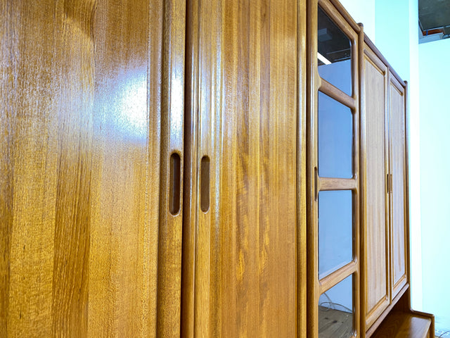 WMK I Hochwertige skandinavische Designer Wohnwand von Dyrlund in Teakholz mit beleuchteter Vitrine I Regalwand Regalsystem Highboard Bücherschrank Sideboard Schrankwand Danish Design Vintage Berlin