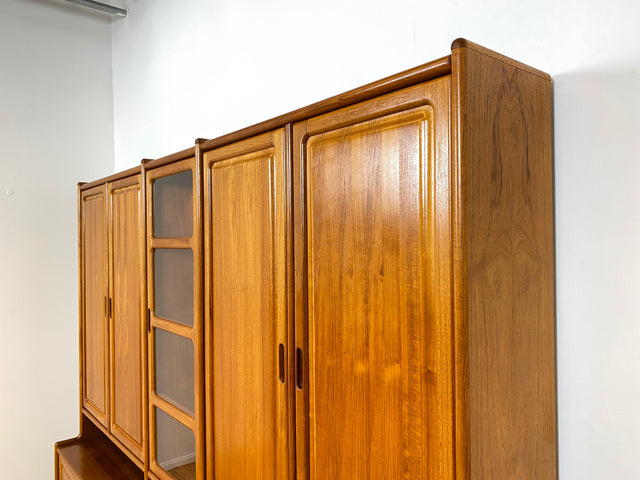 WMK I Hochwertige skandinavische Designer Wohnwand von Dyrlund in Teakholz mit beleuchteter Vitrine I Regalwand Regalsystem Highboard Bücherschrank Sideboard Schrankwand Danish Design Vintage Berlin