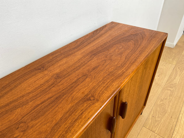 WMK # Zeitlos schöne Kommode aus skandinavischem Möbelkorpus in Teakholz auf neuen Metallfüßen # Sideboard Wäschekommode Schuhschrank TV-Lowboard TV-Bank Danish Design Mid-Century Vintage Hairpin Teak
