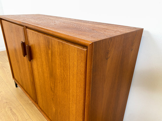 WMK # Zeitlos schöne Kommode aus skandinavischem Möbelkorpus in Teakholz auf neuen Metallfüßen # Sideboard Wäschekommode Schuhschrank TV-Lowboard TV-Bank Danish Design Mid-Century Vintage Hairpin Teak
