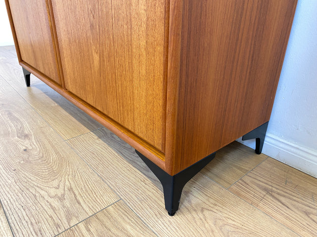 WMK # Zeitlos schöne Kommode aus skandinavischem Möbelkorpus in Teakholz auf neuen Metallfüßen # Sideboard Wäschekommode Schuhschrank TV-Lowboard TV-Bank Danish Design Mid-Century Vintage Hairpin Teak