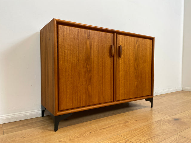 WMK # Zeitlos schöne Kommode aus skandinavischem Möbelkorpus in Teakholz auf neuen Metallfüßen # Sideboard Wäschekommode Schuhschrank TV-Lowboard TV-Bank Danish Design Mid-Century Vintage Hairpin Teak