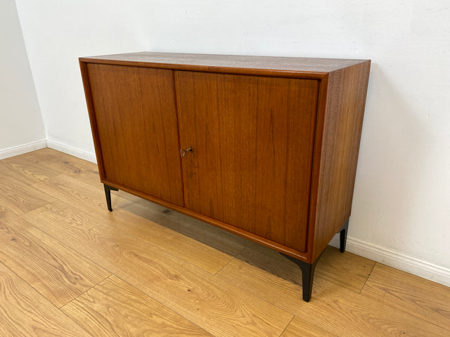 WMK # Zeitlose & sehr gut erhaltene skandinavische Kommode in Teakholz auf neuen schwarzen Metallfüßen # Sideboard Wäschekommode TV-Lowboard TV-Bank Schuhschrank Danish Design Mid-Century Vintage Teak