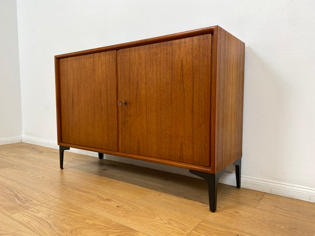 WMK # Zeitlose & sehr gut erhaltene skandinavische Kommode in Teakholz auf neuen schwarzen Metallfüßen # Sideboard Wäschekommode TV-Lowboard TV-Bank Schuhschrank Danish Design Mid-Century Vintage Teak
