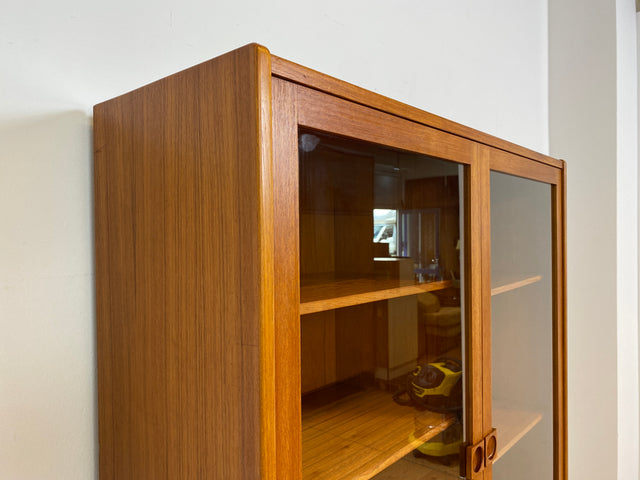 WMK # Hochwertige skandinavische Mid-Century Designer Vitrine von Brouer Møbelfabrik aus massivem Teakholz # Regal Bücherschrank Bücherregal Sideboard Highboard Glass Cabinet Danish Design Vintage