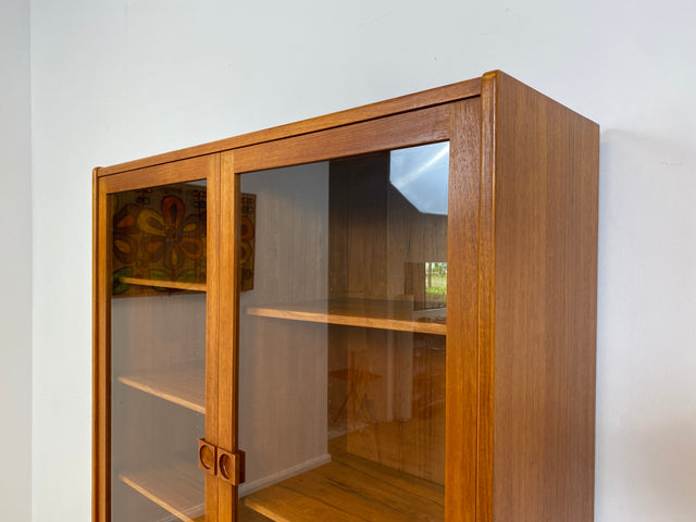 WMK # Hochwertige skandinavische Mid-Century Designer Vitrine von Brouer Møbelfabrik aus massivem Teakholz # Regal Bücherschrank Bücherregal Sideboard Highboard Glass Cabinet Danish Design Vintage