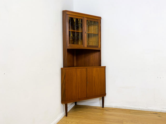 WMK I Stilvolle skandinavische Mid-Century Eckvitrine in Teakholz I Eckschrank Eckkommode Highboard Schrank Kommode Bücherschrank Eckregal Geschirrschrank Danish Design Vintage Teak Bayern NRW Bremen