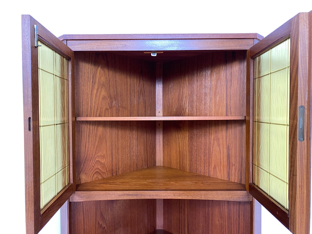 WMK I Stilvolle skandinavische Mid-Century Eckvitrine in Teakholz I Eckschrank Eckkommode Highboard Schrank Kommode Bücherschrank Eckregal Geschirrschrank Danish Design Vintage Teak Bayern NRW Bremen