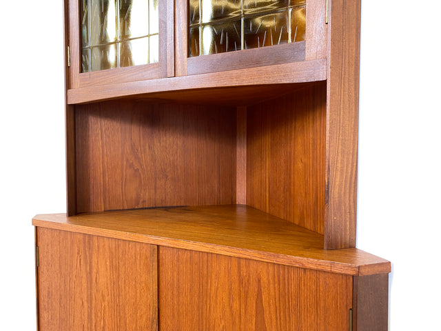 WMK I Stilvolle skandinavische Mid-Century Eckvitrine in Teakholz I Eckschrank Eckkommode Highboard Schrank Kommode Bücherschrank Eckregal Geschirrschrank Danish Design Vintage Teak Bayern NRW Bremen