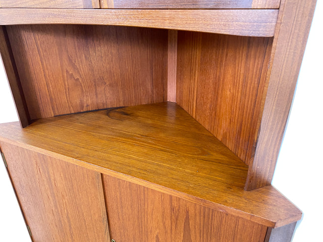 WMK I Stilvolle skandinavische Mid-Century Eckvitrine in Teakholz I Eckschrank Eckkommode Highboard Schrank Kommode Bücherschrank Eckregal Geschirrschrank Danish Design Vintage Teak Bayern NRW Bremen