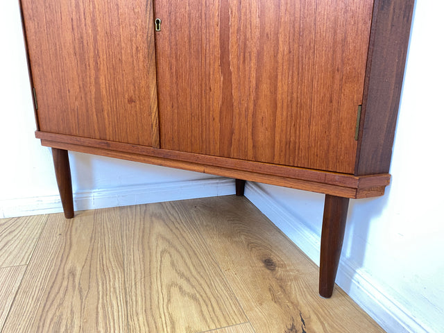 WMK I Stilvolle skandinavische Mid-Century Eckvitrine in Teakholz I Eckschrank Eckkommode Highboard Schrank Kommode Bücherschrank Eckregal Geschirrschrank Danish Design Vintage Teak Bayern NRW Bremen