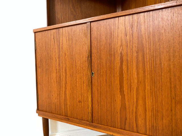 WMK I Stilvolle skandinavische Mid-Century Eckvitrine in Teakholz I Eckschrank Eckkommode Highboard Schrank Kommode Bücherschrank Eckregal Geschirrschrank Danish Design Vintage Teak Bayern NRW Bremen