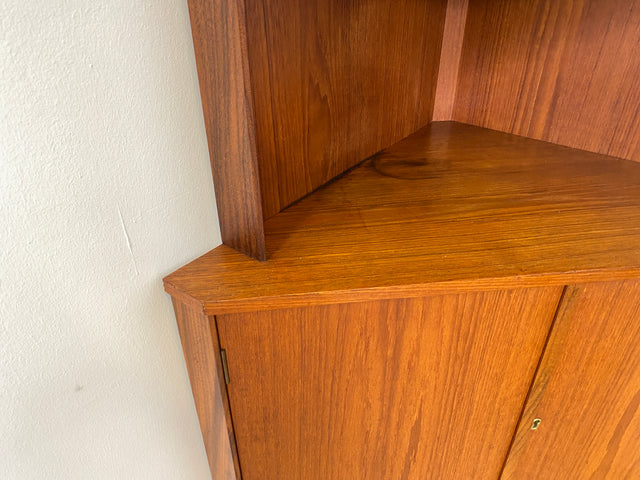 WMK I Stilvolle skandinavische Mid-Century Eckvitrine in Teakholz I Eckschrank Eckkommode Highboard Schrank Kommode Bücherschrank Eckregal Geschirrschrank Danish Design Vintage Teak Bayern NRW Bremen