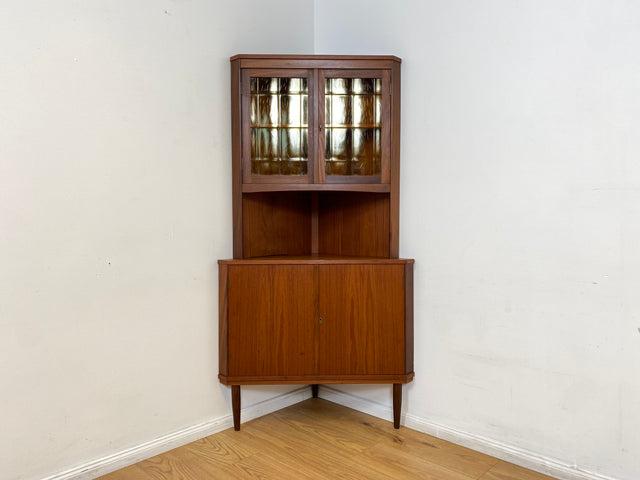 WMK I Stilvolle skandinavische Mid-Century Eckvitrine in Teakholz I Eckschrank Eckkommode Highboard Schrank Kommode Bücherschrank Eckregal Geschirrschrank Danish Design Vintage Teak Bayern NRW Bremen