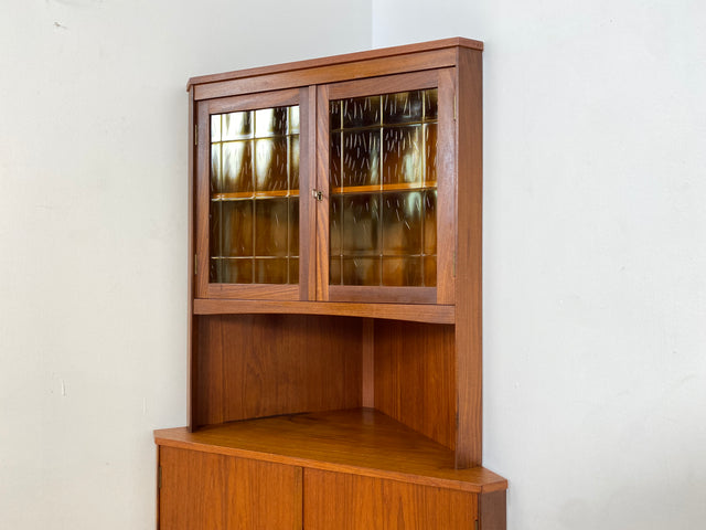 WMK I Stilvolle skandinavische Mid-Century Eckvitrine in Teakholz I Eckschrank Eckkommode Highboard Schrank Kommode Bücherschrank Eckregal Geschirrschrank Danish Design Vintage Teak Bayern NRW Bremen