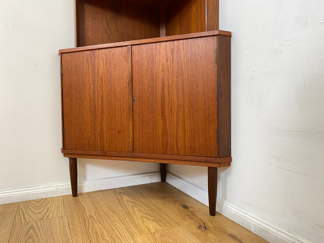 WMK I Stilvolle skandinavische Mid-Century Eckvitrine in Teakholz I Eckschrank Eckkommode Highboard Schrank Kommode Bücherschrank Eckregal Geschirrschrank Danish Design Vintage Teak Bayern NRW Bremen