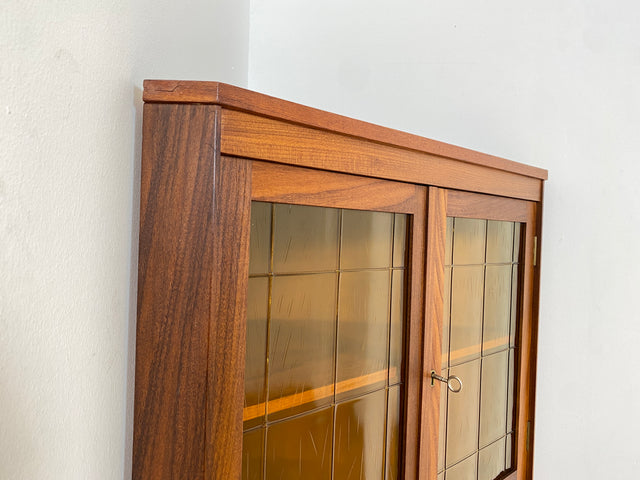 WMK I Stilvolle skandinavische Mid-Century Eckvitrine in Teakholz I Eckschrank Eckkommode Highboard Schrank Kommode Bücherschrank Eckregal Geschirrschrank Danish Design Vintage Teak Bayern NRW Bremen