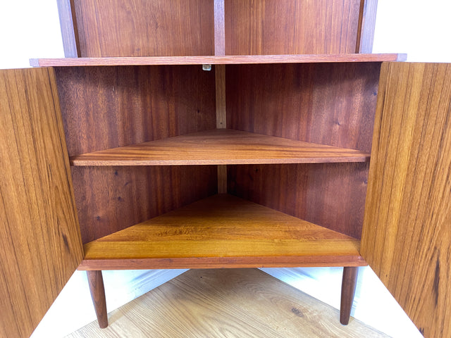 WMK I Stilvolle skandinavische Mid-Century Eckvitrine in Teakholz I Eckschrank Eckkommode Highboard Schrank Kommode Bücherschrank Eckregal Geschirrschrank Danish Design Vintage Teak Bayern NRW Bremen