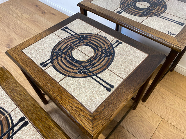 WMK I Stilvoller skandinavischer 3-in-1 Satztisch aus Eichenholz mit kunstvollen Fliesen I Couchtisch Wohnzimmertisch Fliesentisch Beistelltisch Danish Design Mid-Century Vintage Berlin Zossen München