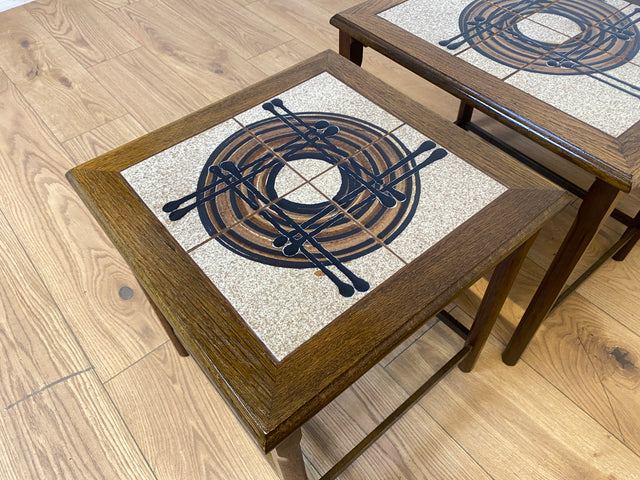 WMK I Stilvoller skandinavischer 3-in-1 Satztisch aus Eichenholz mit kunstvollen Fliesen I Couchtisch Wohnzimmertisch Fliesentisch Beistelltisch Danish Design Mid-Century Vintage Berlin Zossen München