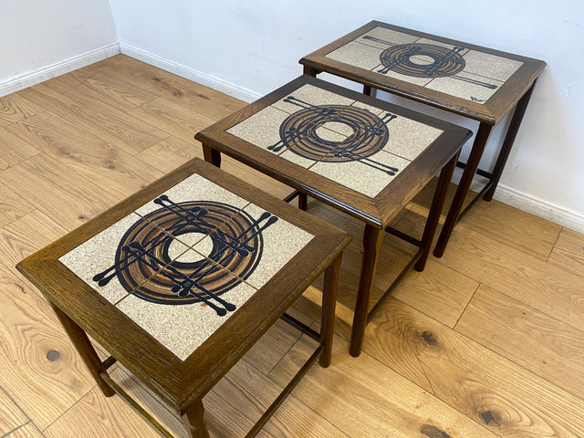 WMK I Stilvoller skandinavischer 3-in-1 Satztisch aus Eichenholz mit kunstvollen Fliesen I Couchtisch Wohnzimmertisch Fliesentisch Beistelltisch Danish Design Mid-Century Vintage Berlin Zossen München