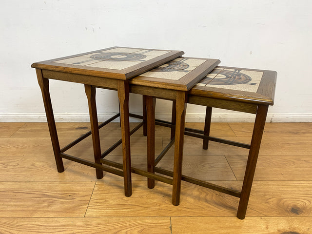 WMK I Stilvoller skandinavischer 3-in-1 Satztisch aus Eichenholz mit kunstvollen Fliesen I Couchtisch Wohnzimmertisch Fliesentisch Beistelltisch Danish Design Mid-Century Vintage Berlin Zossen München