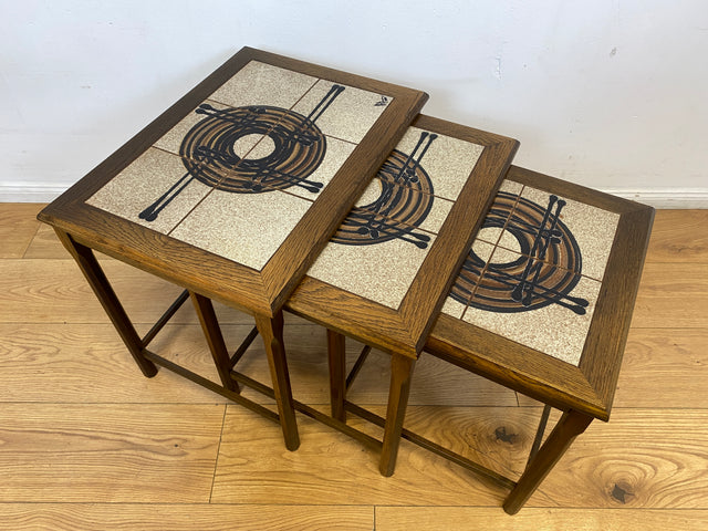 WMK I Stilvoller skandinavischer 3-in-1 Satztisch aus Eichenholz mit kunstvollen Fliesen I Couchtisch Wohnzimmertisch Fliesentisch Beistelltisch Danish Design Mid-Century Vintage Berlin Zossen München