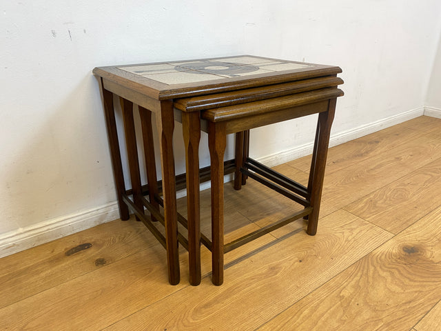 WMK I Stilvoller skandinavischer 3-in-1 Satztisch aus Eichenholz mit kunstvollen Fliesen I Couchtisch Wohnzimmertisch Fliesentisch Beistelltisch Danish Design Mid-Century Vintage Berlin Zossen München