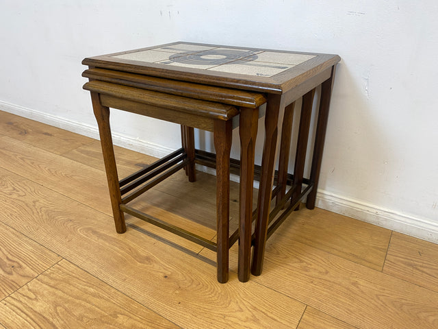 WMK I Stilvoller skandinavischer 3-in-1 Satztisch aus Eichenholz mit kunstvollen Fliesen I Couchtisch Wohnzimmertisch Fliesentisch Beistelltisch Danish Design Mid-Century Vintage Berlin Zossen München