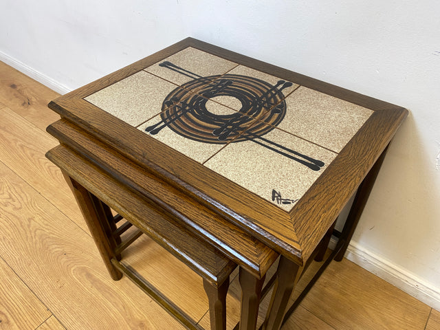 WMK I Stilvoller skandinavischer 3-in-1 Satztisch aus Eichenholz mit kunstvollen Fliesen I Couchtisch Wohnzimmertisch Fliesentisch Beistelltisch Danish Design Mid-Century Vintage Berlin Zossen München