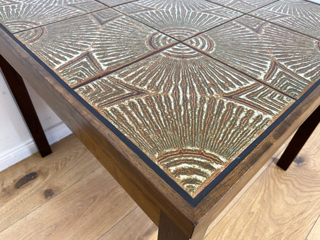 WMK Stilvoller & sehr gut erhaltener skandinavischer Couchtisch in Palisander mit kunstvoll gestalteten Fliesen # Wohnzimmertisch Fliesentisch Coffee Table Danish Design Mid-Century Vintage 60er 70er