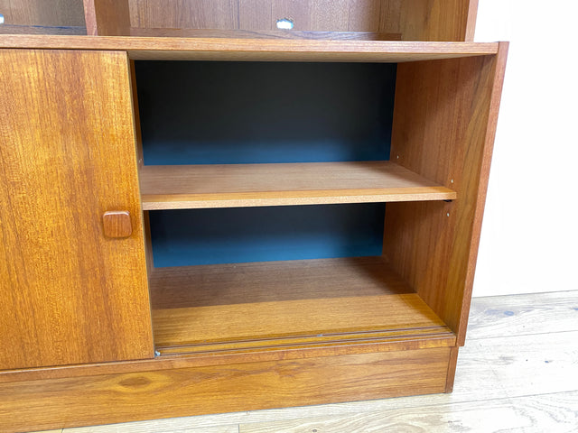 WMK I Stilvoller skandinavischer Designer Bücherschrank von Domino Møbler in Teakholz mit Schiebetür I Bücherregal Regal Highboard Sideboard Kommode Danish Design Mid-Century Vintage Teak Hamburg Köln