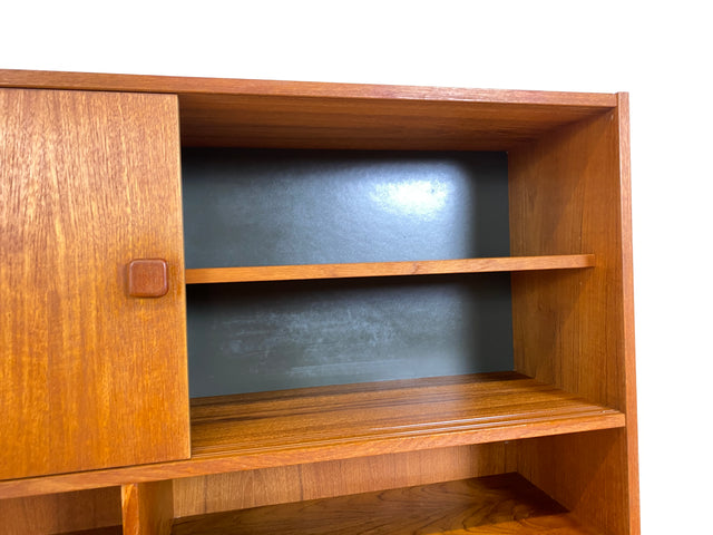 WMK I Stilvoller skandinavischer Designer Bücherschrank von Domino Møbler in Teakholz mit Schiebetür I Bücherregal Regal Highboard Sideboard Kommode Danish Design Mid-Century Vintage Teak Hamburg Köln