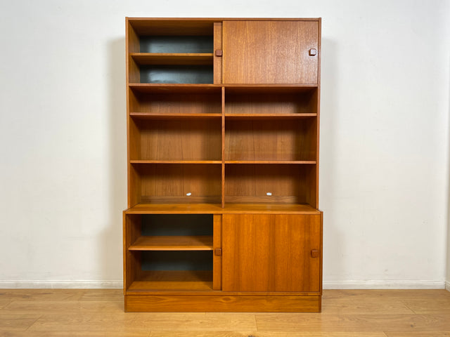 WMK I Stilvoller skandinavischer Designer Bücherschrank von Domino Møbler in Teakholz mit Schiebetür I Bücherregal Regal Highboard Sideboard Kommode Danish Design Mid-Century Vintage Teak Hamburg Köln