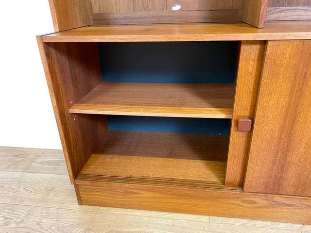 WMK I Stilvoller skandinavischer Designer Bücherschrank von Domino Møbler in Teakholz mit Schiebetür I Bücherregal Regal Highboard Sideboard Kommode Danish Design Mid-Century Vintage Teak Hamburg Köln