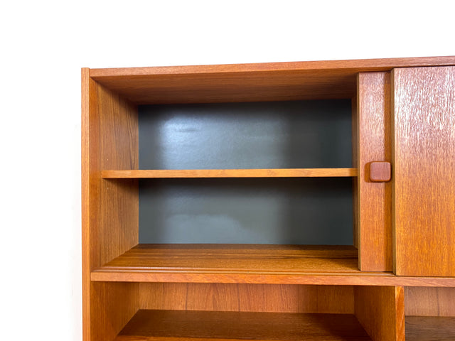WMK I Stilvoller skandinavischer Designer Bücherschrank von Domino Møbler in Teakholz mit Schiebetür I Bücherregal Regal Highboard Sideboard Kommode Danish Design Mid-Century Vintage Teak Hamburg Köln