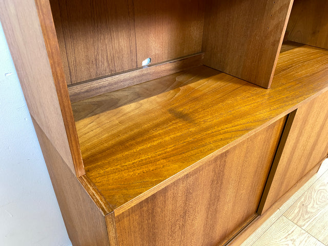 WMK I Stilvoller skandinavischer Designer Bücherschrank von Domino Møbler in Teakholz mit Schiebetür I Bücherregal Regal Highboard Sideboard Kommode Danish Design Mid-Century Vintage Teak Hamburg Köln