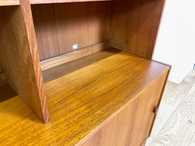 WMK I Stilvoller skandinavischer Designer Bücherschrank von Domino Møbler in Teakholz mit Schiebetür I Bücherregal Regal Highboard Sideboard Kommode Danish Design Mid-Century Vintage Teak Hamburg Köln
