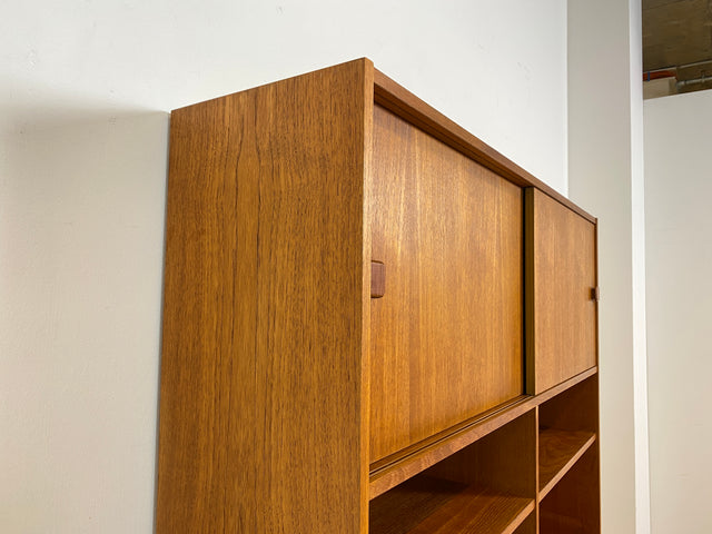 WMK I Stilvoller skandinavischer Designer Bücherschrank von Domino Møbler in Teakholz mit Schiebetür I Bücherregal Regal Highboard Sideboard Kommode Danish Design Mid-Century Vintage Teak Hamburg Köln