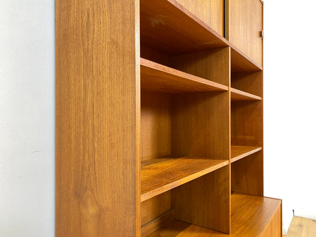 WMK I Stilvoller skandinavischer Designer Bücherschrank von Domino Møbler in Teakholz mit Schiebetür I Bücherregal Regal Highboard Sideboard Kommode Danish Design Mid-Century Vintage Teak Hamburg Köln