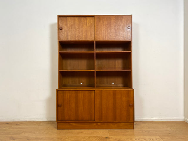 WMK I Stilvoller skandinavischer Designer Bücherschrank von Domino Møbler in Teakholz mit Schiebetür I Bücherregal Regal Highboard Sideboard Kommode Danish Design Mid-Century Vintage Teak Hamburg Köln