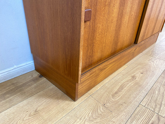 WMK I Stilvoller skandinavischer Designer Bücherschrank von Domino Møbler in Teakholz mit Schiebetür I Bücherregal Regal Highboard Sideboard Kommode Danish Design Mid-Century Vintage Teak Hamburg Köln