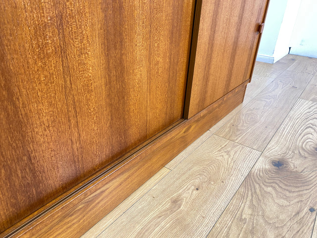 WMK I Stilvoller skandinavischer Designer Bücherschrank von Domino Møbler in Teakholz mit Schiebetür I Bücherregal Regal Highboard Sideboard Kommode Danish Design Mid-Century Vintage Teak Hamburg Köln