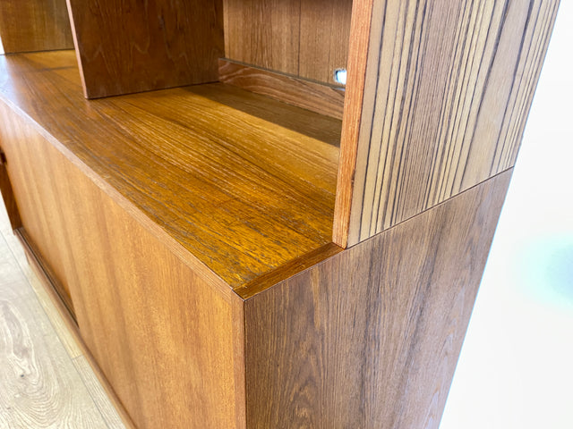 WMK I Stilvoller skandinavischer Designer Bücherschrank von Domino Møbler in Teakholz mit Schiebetür I Bücherregal Regal Highboard Sideboard Kommode Danish Design Mid-Century Vintage Teak Hamburg Köln