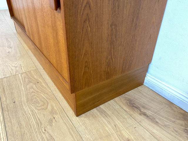 WMK I Stilvoller skandinavischer Designer Bücherschrank von Domino Møbler in Teakholz mit Schiebetür I Bücherregal Regal Highboard Sideboard Kommode Danish Design Mid-Century Vintage Teak Hamburg Köln